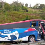 Dos personas fallecidas y seis más heridas tras accidente de tránsito de bus interdepartamental en vía de Córdoba