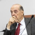 Excanciller Álvaro Leyva es acusado de prevaricato por obstruir licitación de pasaportes