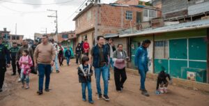 “Es una solución real”: Caicedo propone pagar por estudiar como salida a la pobreza extrema