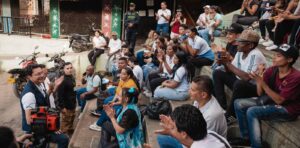 Caicedo lleva su propuesta “Te Pagamos por Estudiar” a la Comuna 13 de Medellín y gana respaldo juvenil
