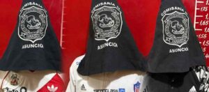 Con capuchas en sus cabezas, posaron los 12 ‘barristas’ del Junior detenidos por protagonizar disturbios en Asunción