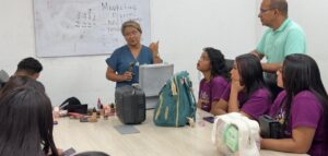 Más de 20 mujeres de Soledad se capacitan en maquillaje social para fortalecer sus emprendimientos