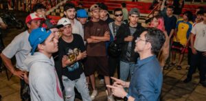 A ritmo de rap, Carlos Caicedo lleva su propuesta de “salario educativo” a los jóvenes de Cúcuta