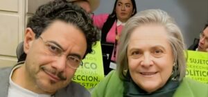 Tras renunciar a su candidatura presidencial, Clara López oficializa su adhesión a Iván Cepeda