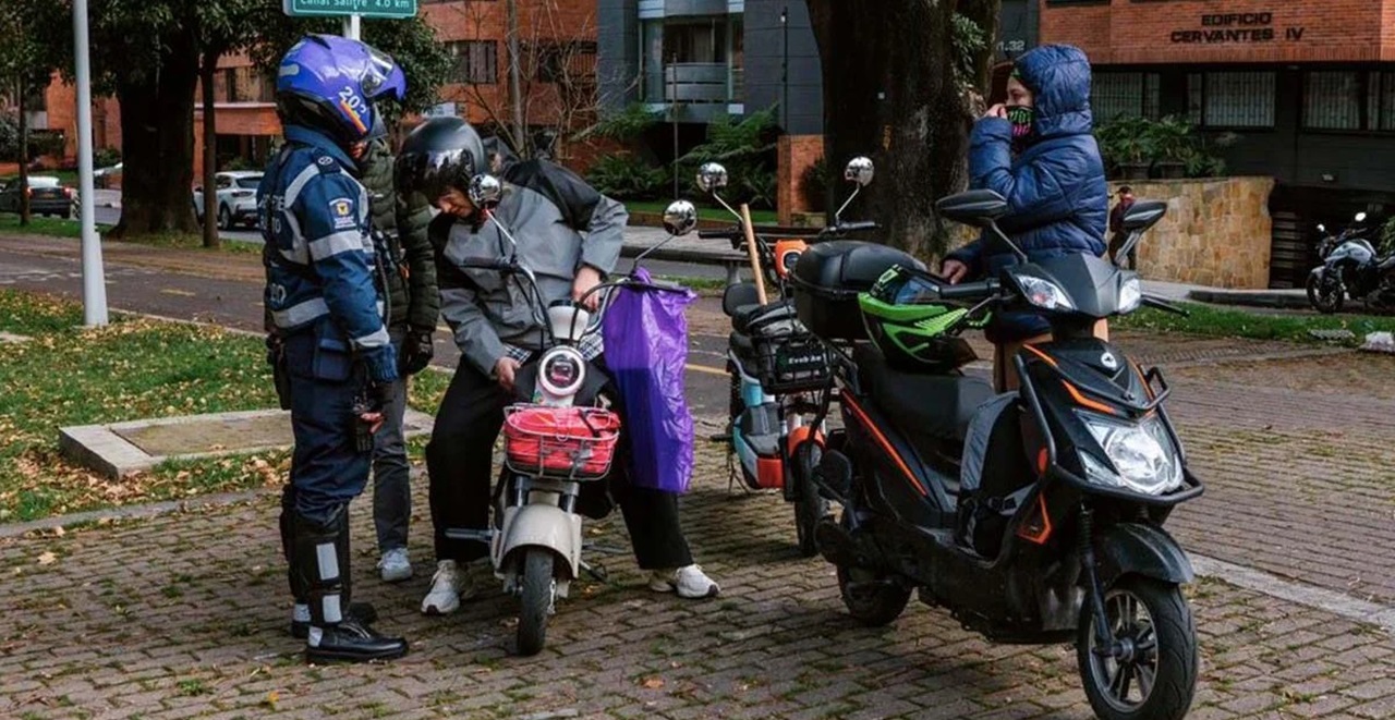 Nuevas normas para motos eléctricas: requisitos que deben cumplir para evitar multas e inmovilizaciones