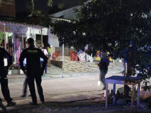 Atentado a bala contra un hombre y su hijastro en local de comidas rápidas en el barrio Las Colinas