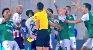 Polémica por amarilla que el referí Ortiz le quitó a Peña y sí le dejó a Quiñones: ¿apuestas deportivas?