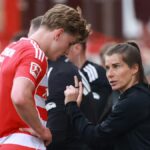 ¡Las cámaras en ella! Marie-Louise Eta hace historia al ser la primera DT en dirigir un club masculino