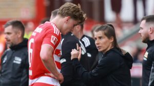 ¡Las cámaras en ella! Marie-Louise Eta hace historia al ser la primera DT en dirigir un club masculino