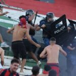 Más de 50 heridos entre policías y ‘barristas’ dejó la batalla campal en el clásico paraguayo