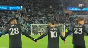 Reacciones coinciden en que fue una “burla” meter a James en el último minuto en triunfo del Minnesota