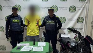 “Iba en moto con granada y panfletos extorsivos”: Policía captura a hombre en Galapa