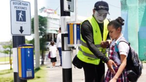 Alcaldía de Barranquilla instala botoneras inclusivas en semáforos para una ciudad más accesible