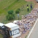 Carro transportador de libros se volcó en vía de Cartagena y nadie se llevó ni una hoja: ¿cultura?