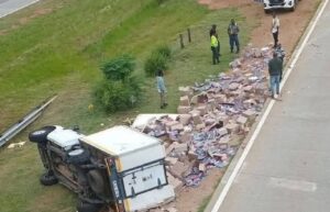 Carro transportador de libros se volcó en vía de Cartagena y nadie se llevó ni una hoja: ¿cultura?