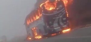 Terrorismo sin freno: hombres armados incendian bus tras obligar a los pasajeros a descender en Santander
