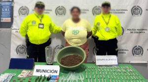 Mujer de 30 años, vinculada a los Costeños, cae en Soledad con 500 dosis de droga y munición