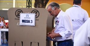 Gobernador Eduardo Verano ejerció su derecho al voto en jornada presidencial