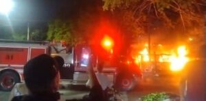 Cinco motos quedaron reducidas a cenizas tras fuerte incendio en un inmueble de Barranquilla