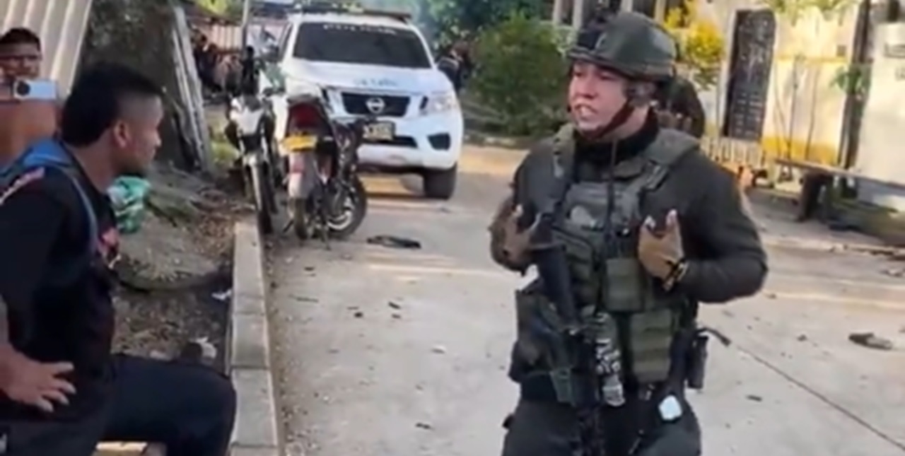 “Si quiere me arrodillo, pero no nos hagan nada”: la súplica de un policía durante tensión con mineros en Tolima