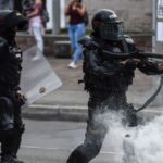 ¿Atadura o prevención?: resolución prohibe que policías accionen sus armas en protestas y para proteger bienes