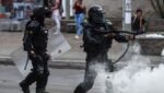 ¿Atadura o prevención?: prohiben que policías accionen sus armas de fuego en protestas y para proteger bienes