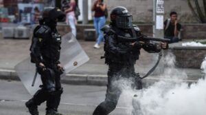 ¿Atadura o prevención?: resolución prohibe que policías accionen sus armas en protestas y para proteger bienes