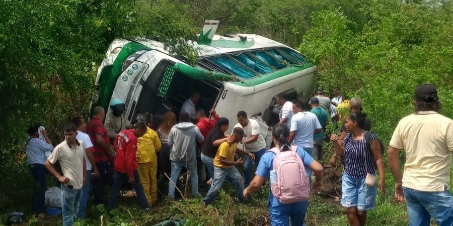 12 personas heridas dejó el volcamiento de un bus en la Cordialidad, a ...