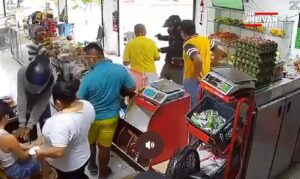 Llegaron a tienda en Santo Tomás a dejar panfleto extorsivo y acabaron atracando y haciendo disparos