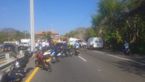 Reportan terrible accidente en la vía al mar, cerca del peaje Papiros: bus chocó con tractocamión