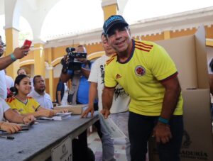 “¡El futuro de Colombia lo construimos entre todos!”: con la casaca de la Tricolor, alcalde Char depositó su voto