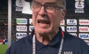 ¡Bielsa, del sabio discurso pasó a una rabieta en cámara! Fracaso con Uruguay en el Mundial lo hizo explotar