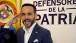 Tribunal prohíbe a De la Espriella seguir usando el lema “Firmes por la patria” como eslogan de su campaña