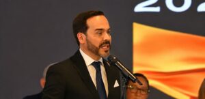“Todos los ilegales disponen de un mes para organizar su sometimiento”: Abelardo de la Espriella