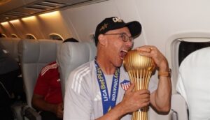 Alfredo Arias sigue al mando del timón del bicampeón: Junior le ratificó su cargo como DT