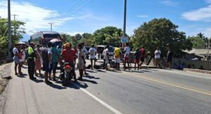 ¡Atención conductores! Habitantes de Tasajera mantienen bloqueada la vía Barranquilla – Ciénaga
