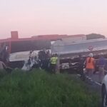 Bus que salió de Barranquilla chocó contra un camión en vía del Magdalena: tres muertos y varios heridos
