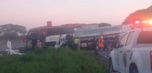 Bus que salió de Barranquilla chocó contra un camión en vía del Magdalena: tres muertos y varios heridos