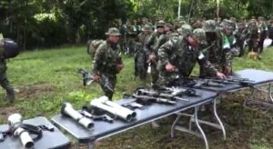 100 guerrilleros de la Coordinadora Ejército Bolivariano entregaron sus armas en el sur de Colombia
