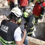 Rescatistas colombianos luchan por salvar a un menor atrapado entre los escombros tras terremotos en Venezuela