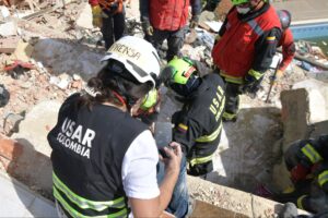 Rescatistas colombianos luchan por salvar a un menor atrapado entre los escombros tras terremotos en Venezuela