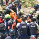 Rescatistas colombianos salvan a niño de 11 años atrapado bajo los escombros en Venezuela