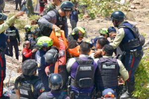 Rescatistas colombianos salvan a niño de 11 años atrapado bajo los escombros en Venezuela