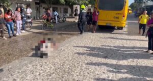 Motociclista pierde la vida tras ser arrollado por un bus en el barrio Porvenir, en Soledad