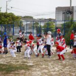 60 niños y jóvenes de Soledad reciben uniformes en la estrategia “Béisbol por La Paz”