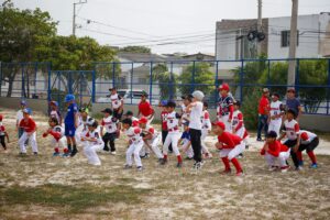 60 niños y jóvenes de Soledad reciben uniformes en la estrategia “Béisbol por La Paz”