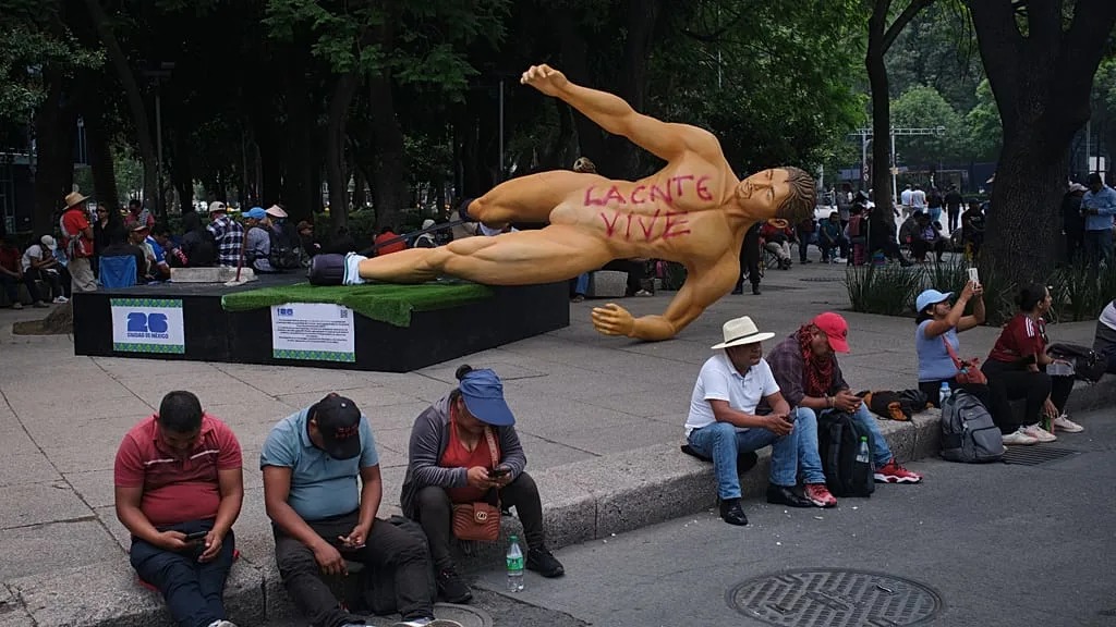 A días del Mundial, en medio de protesta social desnudan y derriban estatuas de jugadores en México