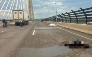 Fatal accidente en el Puente Pumarejo: al parecer, exceso de velocidad en moto dejó dos personas muertas