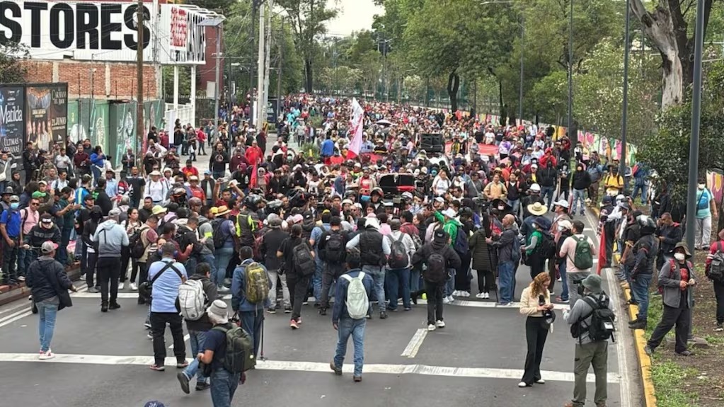 Docentes que protestan intentaron llegar al estadio en el que se inaugurará el Mundial: ¡hay tensión en México!