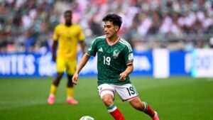 ¿Pensó que el mexicano Mora, con 17 años, rompió récord del más joven en debutar en un Mundial?